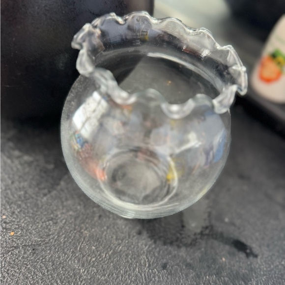 Set of 2 bowls, one black deep plastic one glass round with accented edges. - Picture 5 of 8